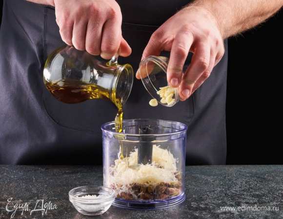 Добавьте чеснок и оливковое масло, регулируя густоту соуса. Посолите по вкусу, еще раз все пробейте блендером.