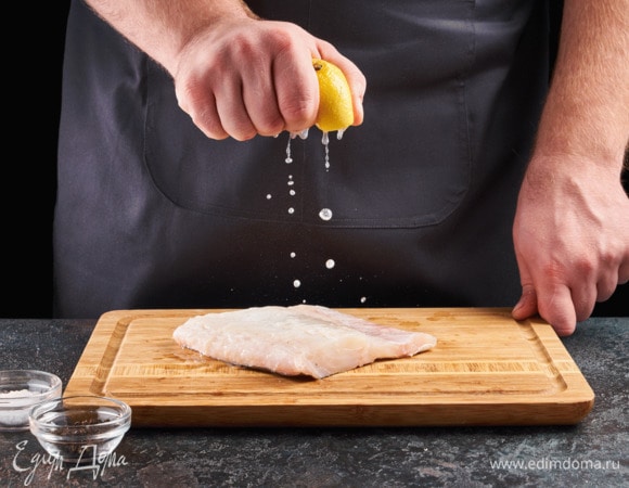 Треску чуть сбрызните лимонным соком, посолите, поперчите.