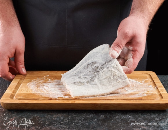 Обваляйте рыбу в муке с обеих сторон.