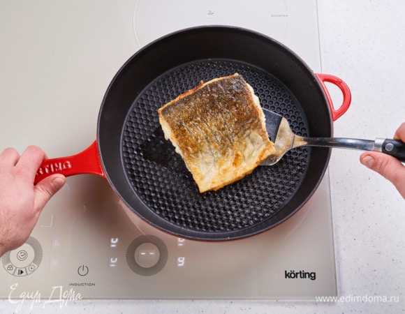 Разогрейте сковороду на индукционной варочной поверхности Körting HIB 64760 BB SMART. Добавьте немного масла и обжарьте до готовности с двух сторон.