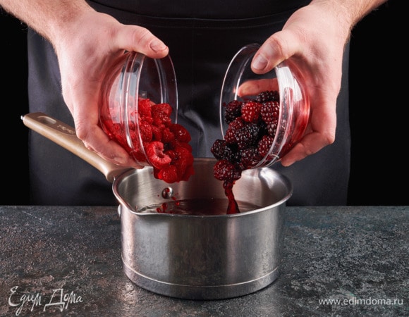 Ягоды разморозьте и отожмите лишнюю жидкость. Отложите несколько целых ягод, чтобы использовать их для украшения. Налейте воду в кастрюлю. Выложите ягоды.