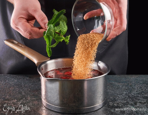 Добавьте сахар и веточку мяты. Доведите до кипения.