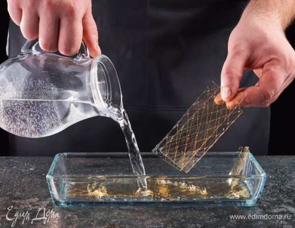 Замочите желатин, как указано на упаковке.