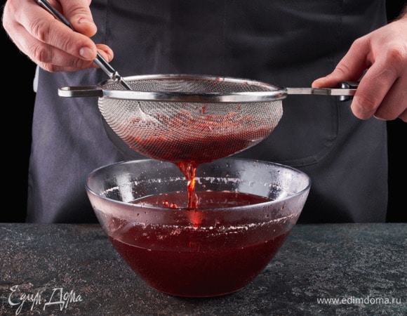 Удалите веточку мяты, остудите и процедите через сито, чтобы мелкие косточки не попали в сироп.