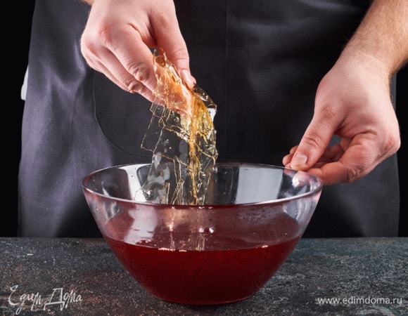 Смешайте сироп и желатин.