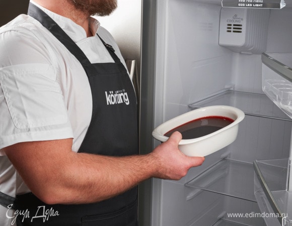 В форму залейте желе и поставьте в холодильник Körting до полного застывания. Функция «Super Cool» установит необходимую температуру внутри холодильника, чтобы продукты были охлаждены моментально.