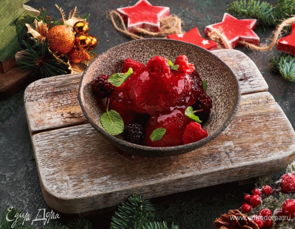 Или с помощью ложки для мороженого сделайте из желе шарики и украсьте листиками мяты.