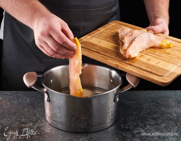 Выложите в кастрюлю рыбу, лук и морковь. Добавьте лавровый лист, перец горошком, душистый перец, посолите.