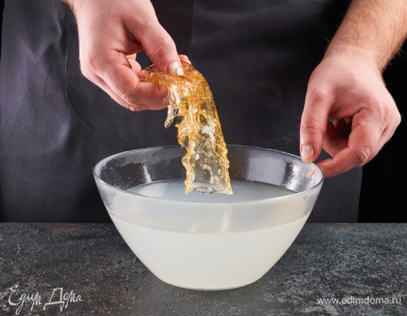 Разведите желатин в воде, как указано на упаковке. Процедите рыбный бульон, лук выкиньте. Разведенный желатин растворите в теплом процеженном бульоне.