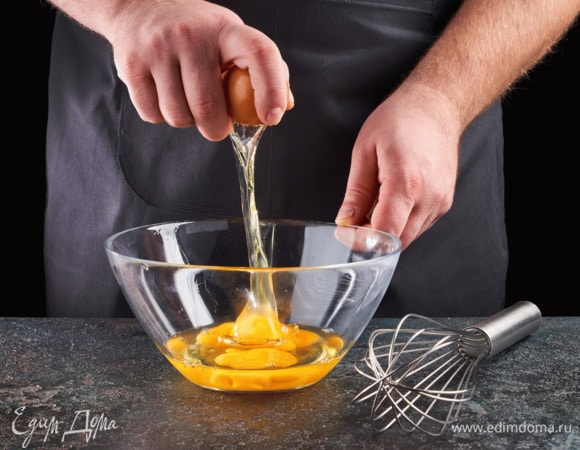 Яйца слегка взбейте