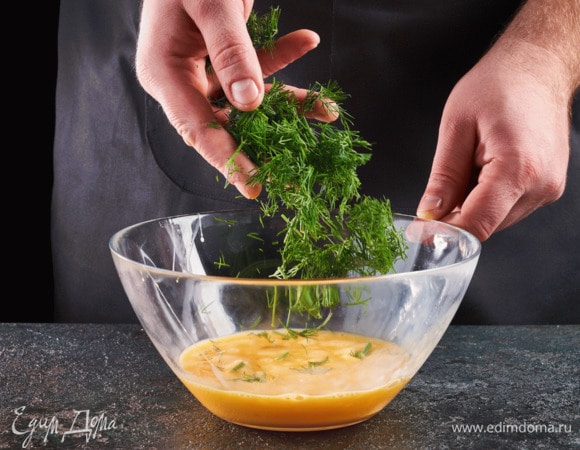 Укроп мелко порубите. Добавьте к яйцам, перемешайте.