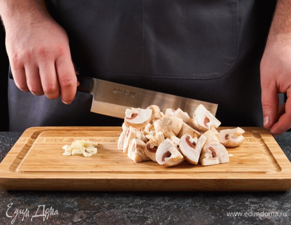 Грибы промойте и высушите бумажным полотенцем. Чеснок мелко порубите, грибы нарежьте.