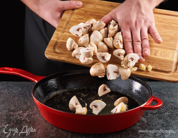 Сливочное и оливковое масла разогрейте в сковороде, выложите грибы и чеснок. Обжаривайте на сильном огне 3 минуты.