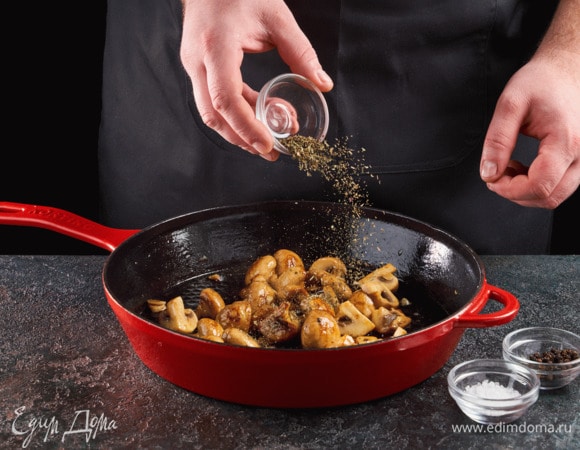 Добавьте орегано и тушите еще 3 минуты, уменьшив огонь. Посолите, поперчите и снимите с огня.