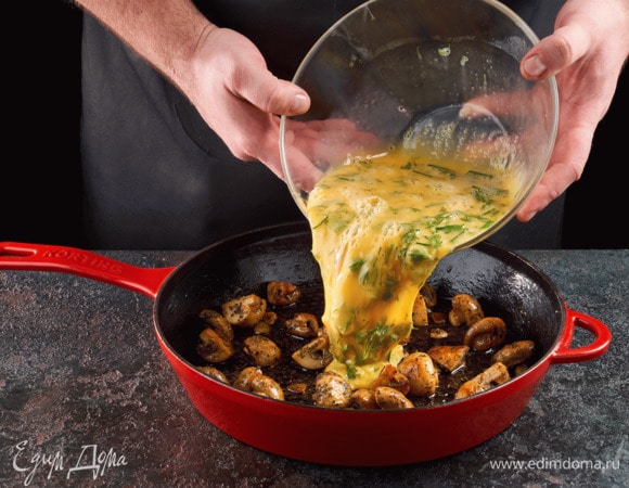 Добавьте к грибам слегка взбитые яйца. Держите на медленном огне, пока смесь не начнет схватываться.