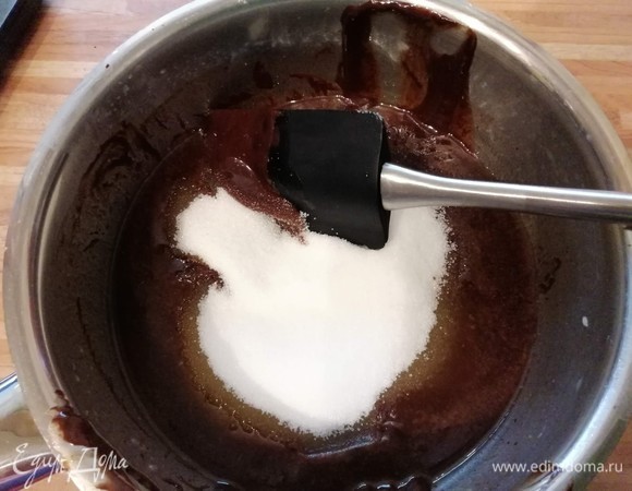 Для брауни растопить сливочное масло с шоколадом на медленном огне, перемешать. Снять с огня, всыпать сахар (я уменьшила количество сахара до 120 г) и щепотку соли. Перемешать.
