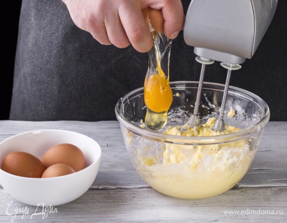 Продолжая взбивать, добавляйте яйца.