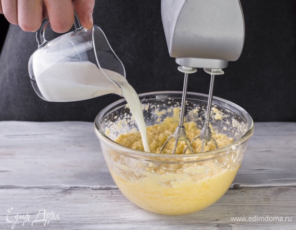 Влейте молоко, перемешайте.