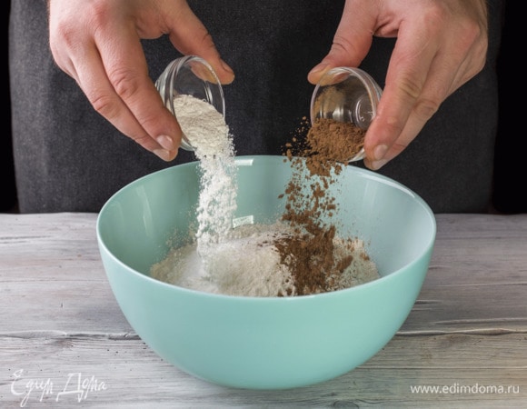 Смешайте в отдельной чашке муку, разрыхлитель и корицу.