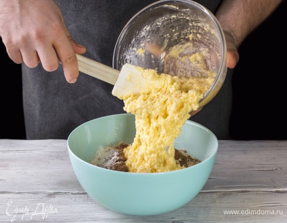 Добавьте яично-масляную смесь. Замесите тесто, напоминающее по консистенции густую сметану.