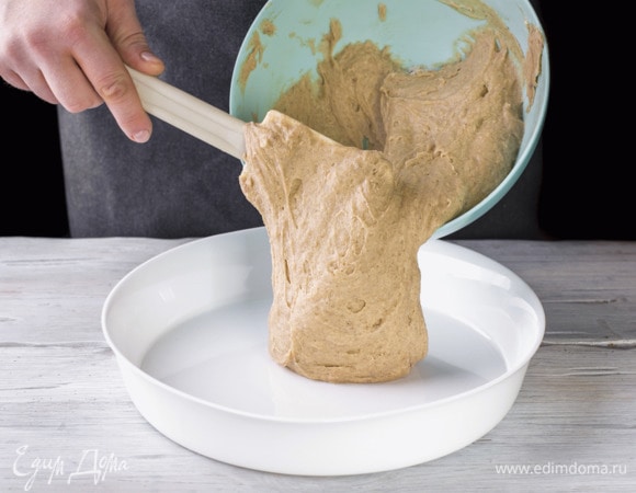 Тесто выложите в форму, смазанную маслом.