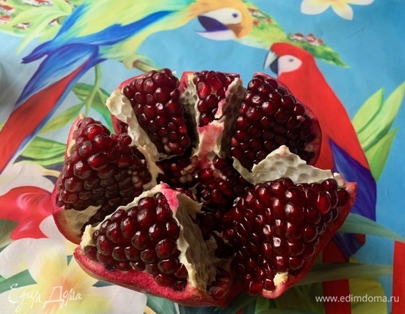 Из граната выжать сок. Получается примерно 150–200 мл. Если соковыжималка у вас не профессиональная, дополнительно процедите сок через мелкое сито, чтобы было приятно пить.