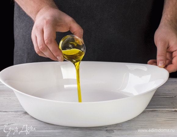 Смажьте форму для запекания оливковым маслом.