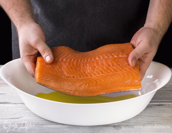 Семгу помойте и обсушите бумажным полотенцем. Выложите в форму для запекания.