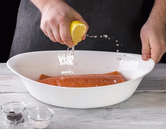 Сбрызните рыбу лимонным соком, посолите, поперчите.