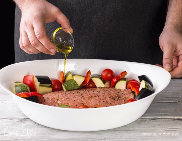 Выложите по краям от семги цукини, баклажаны, черри. Полейте оливковым маслом.