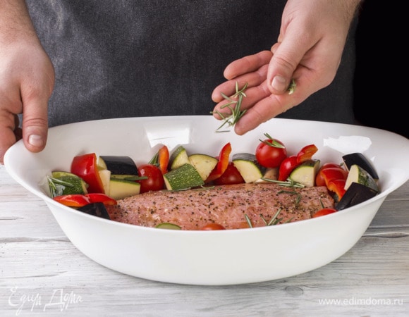 Добавьте розмарин. Поставьте в духовку, разогретую до 180°С, на 15 минут.