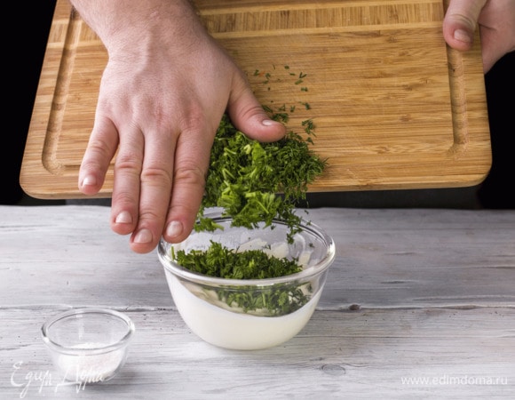 Укроп и петрушку мелко порубите, смешайте со сметаной, посолите.