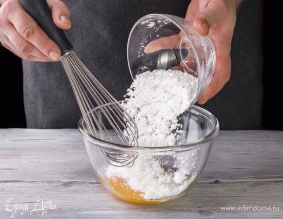Желтки взбейте с сахарной пудрой в густую пену.
