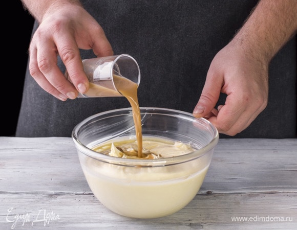 Добавьте ликер.