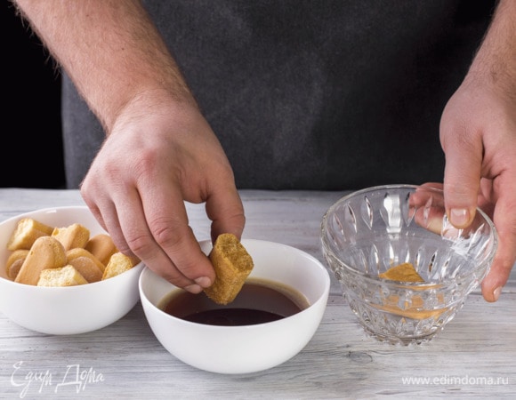 Печение окуните в кофе и выложите в креманку.