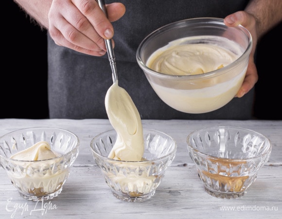 Затем выложите сырную начинку. Потом опять выкладывайте печенье и сыр.