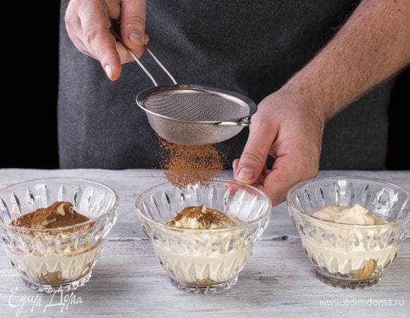 Поставьте в холодильник настаиваться на три часа. Перед подачей украсьте какао.