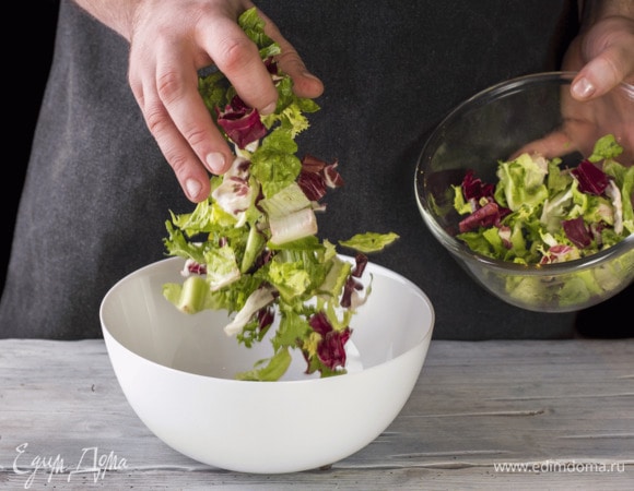 Салатный микс выложите в салатник из серии посуды Diwali White от Luminarc.