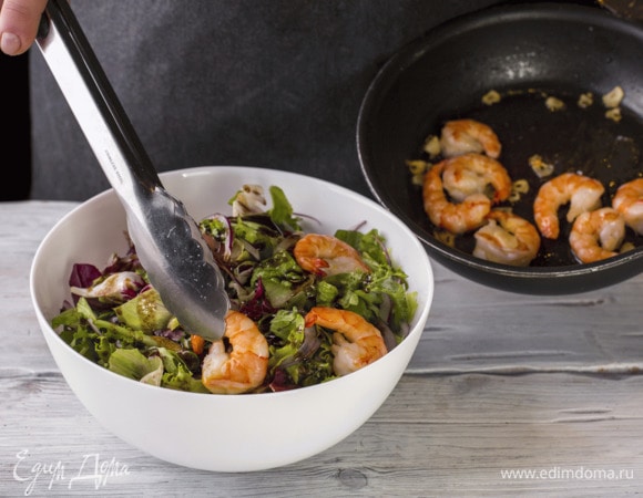 Выложите креветки в салатник.