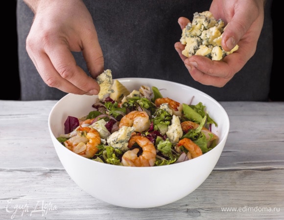 Добавьте поломанный на кусочки сыр дорблю.