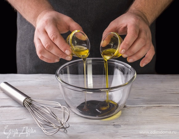 Для соуса смешайте мед, масло и соус.