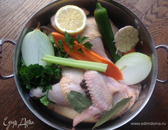 Курицу — пополам. Овощи почистить, разрезать пополам, чеснок так кладу, не очищая. Соль, перец, лавровый лист. Заливаю вином, ставлю, чтобы закипело. Заливаю водой. Варю 2 часа на тихом огне.