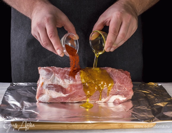 Чеснок мелко нарубите, морковь нарежьте брусками. Мясо немного обсушите бумажным полотенцем. Выложите на фольгу. Натрите паприкой и полейте маслом.