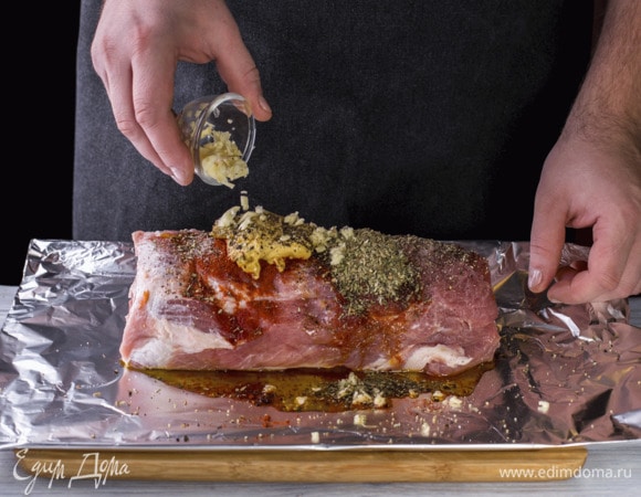 Добавьте мелко рубленый чеснок.