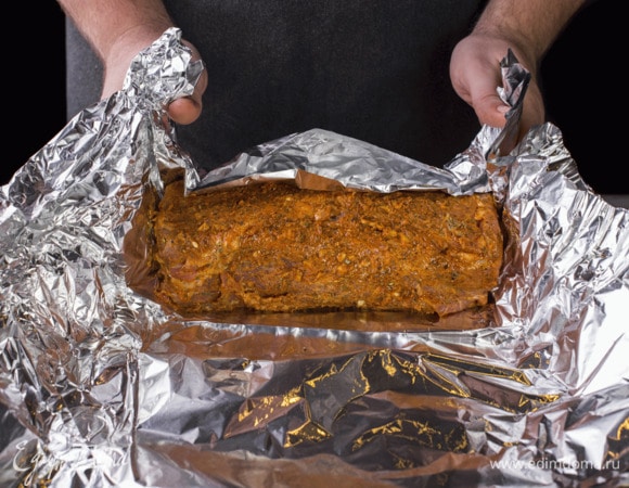 Оберните мясо фольгой.