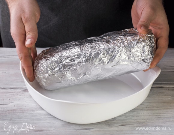 В форму для запекания выложите мясо и налейте 100 мл воды. Поставьте в духовку, разогретую до 180°С на 1,5 часа.