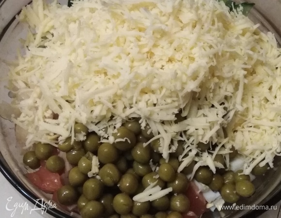 Добавить натертый на мелкой терке сыр и зеленый горошек. Заправить рисовым уксусом. Перемешать.