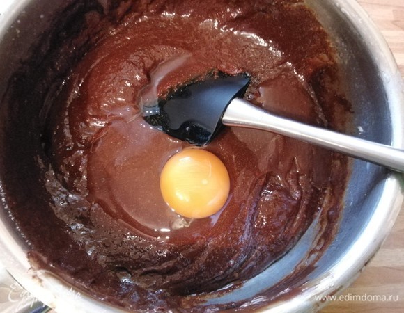 По одному ввести яйца, перемешать.