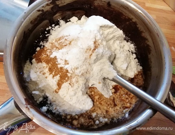 Добавить корицу, муку и ванильный экстракт, перемешать. Если тесто вам покажется слишком густым, добавьте немного молока.