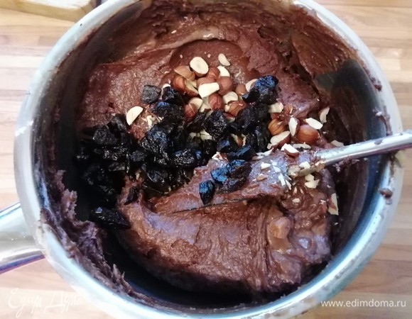 В конце добавить крупно колотые орехи и мелко нарезанный чернослив, перемешать.